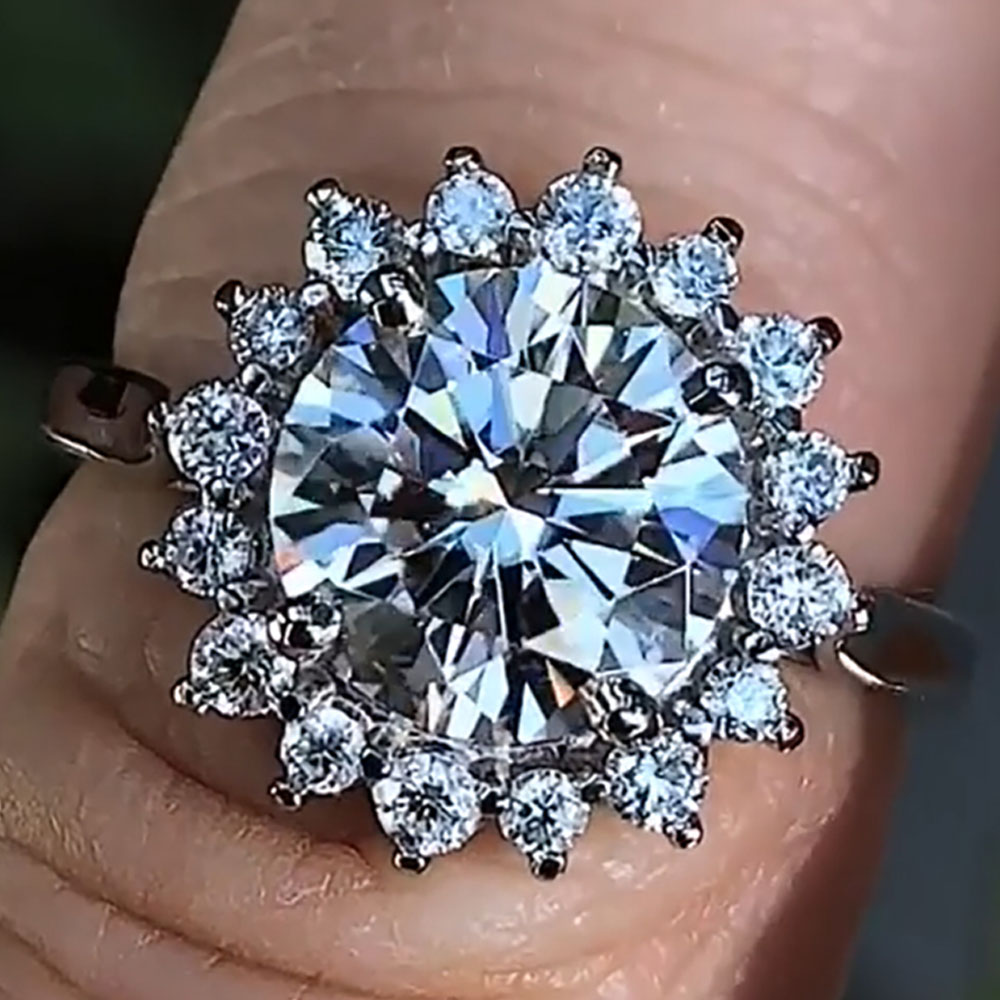 Moissanite Engagement Ring 1 Carat - แหวนแต่งงาน/หมั้น/ฉลองครบรอบสำหรับผู้หญิง ทองคำขาว 10K แท้ ประดับเพชรโมอิสซาไนต์ทรงกลม 1